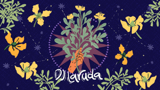La Ruda. Ilustradora: Ana María Ramírez Una mano de tes morena sosteniendo una rama de muchas hojas verdes y tres flores amarillos, está en el centro de la ilustración, por encima de una estrella dibujada dentro de un círculo, en diferentes tonos de morado. Alrededor del circulo hay mas ramas encmarcando la ilustración, flores amarillas y naranjadas tenues y hojitas de ruda. El texto abajo dice "DJ laruda". El fondo de todo es azul obscuro a manera de un cielo con estrellitas muy pequ